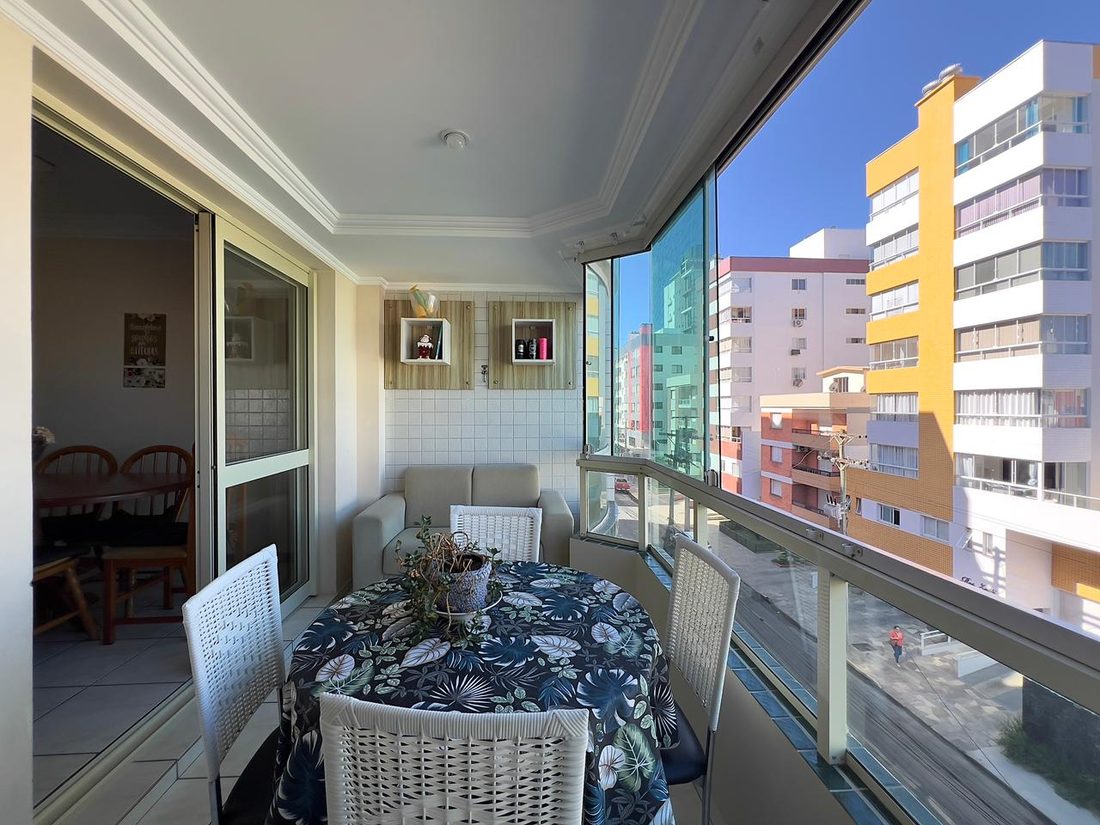 Sacada com vista do Edifício Pirâmide